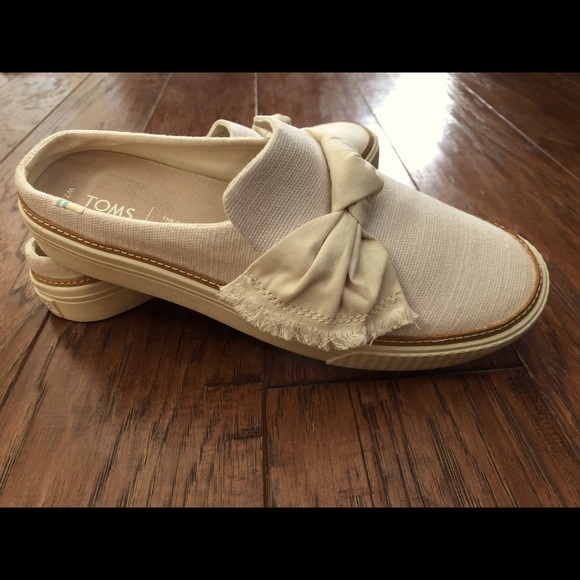 TOMS Slip on loafers size 7.5. Excellent Condition - Picture 3 of 9